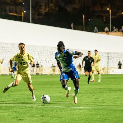 Baba Diocou conduce un balón (CD TENERIFE).
