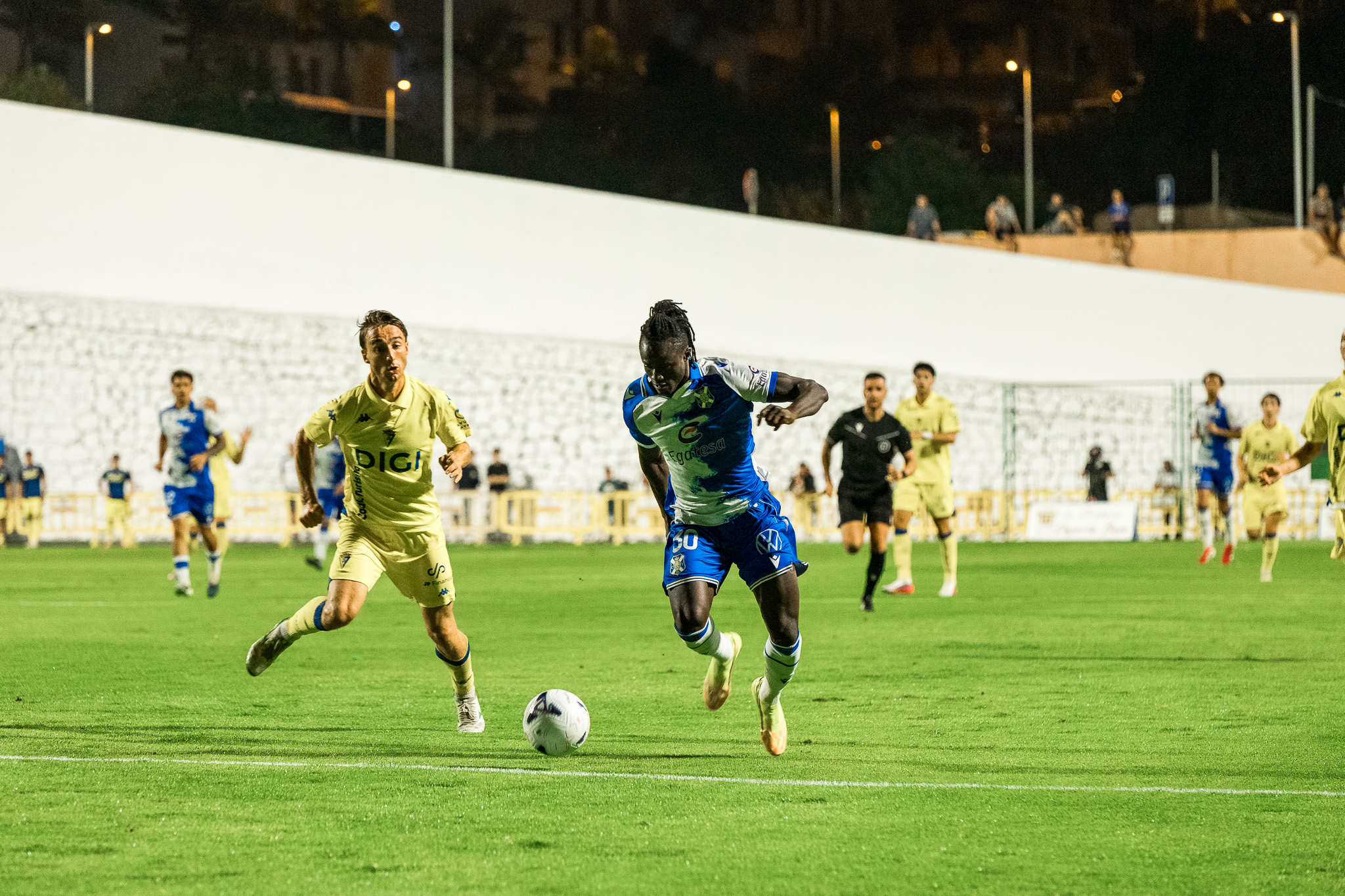 Baba Diocou conduce un balón (CD TENERIFE).