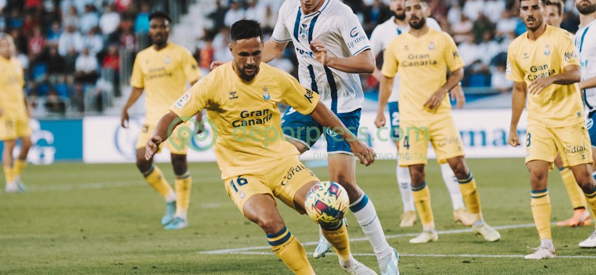 Acción del derbi entre el Tenerife y Las Palmas (DEPORPRESS)
