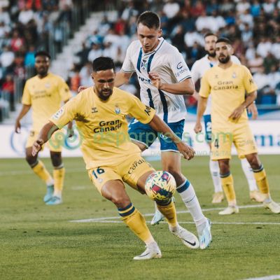 Acción del derbi entre el Tenerife y Las Palmas (DEPORPRESS)