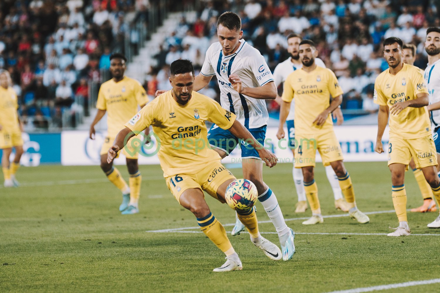 Acción del derbi entre el Tenerife y Las Palmas (DEPORPRESS)