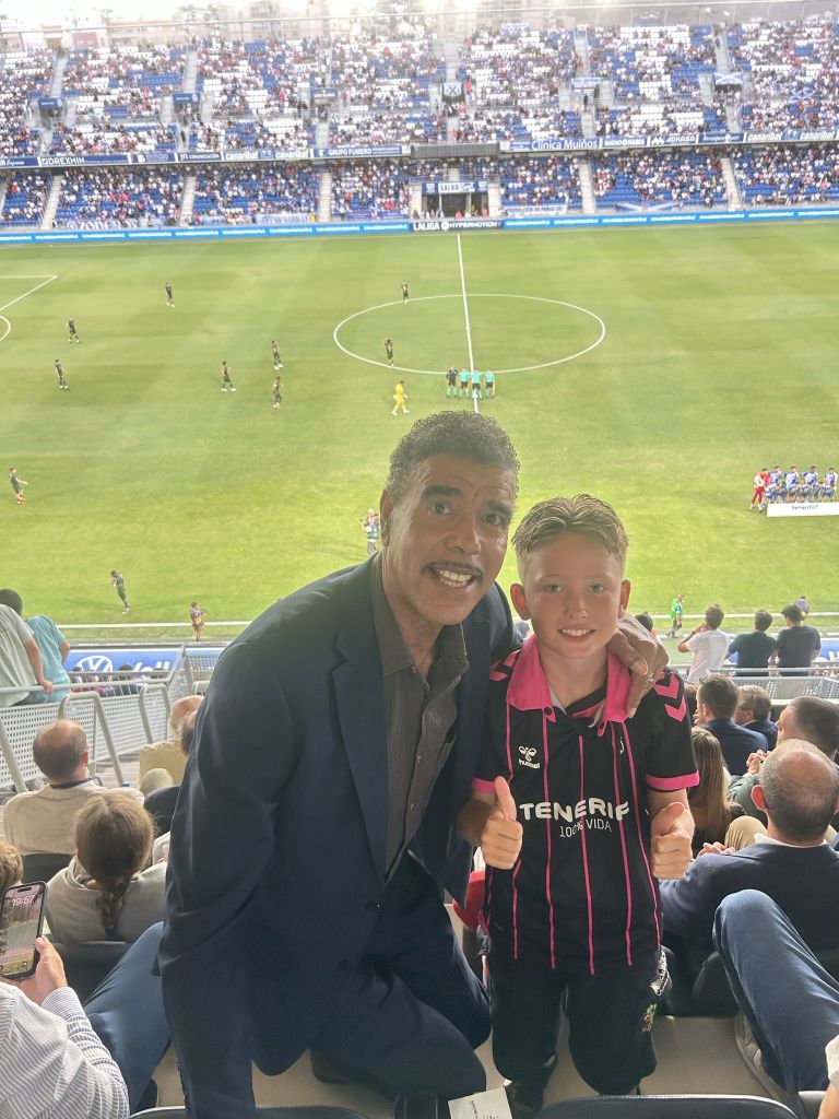 Chris Kamara en el Tenerife- Sporting (@chris_kammy)