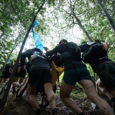 El equipo de Empujando Sonrisas en uno de los ascensos en un trail (CEDIDA).