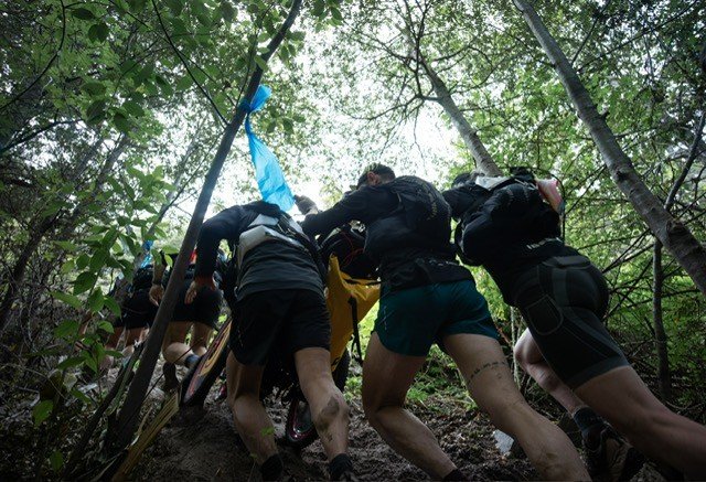 El equipo de Empujando Sonrisas en uno de los ascensos en un trail (CEDIDA).
