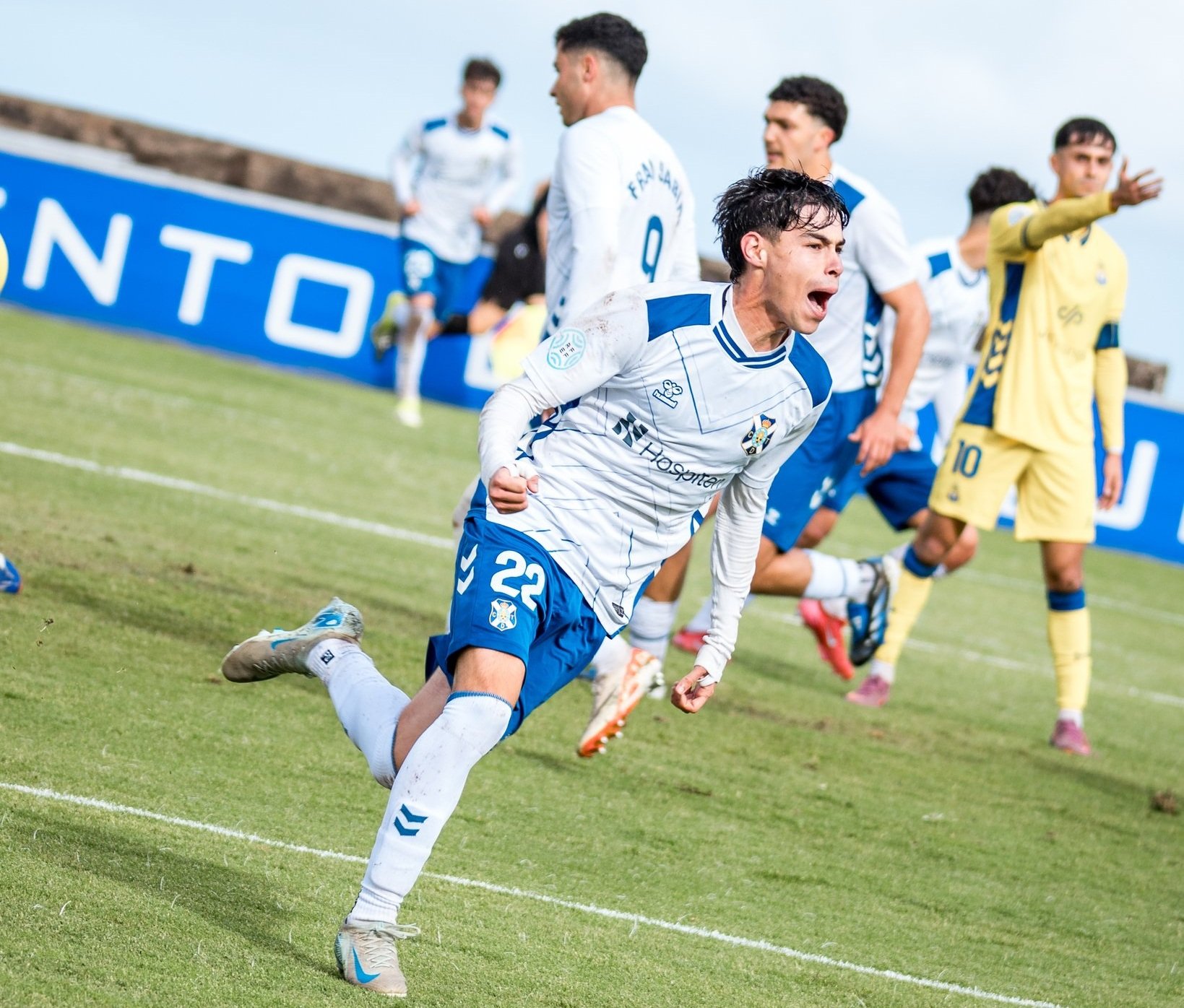 Celebración de uno de los goles en el derbi chico (CD TENERIFE).