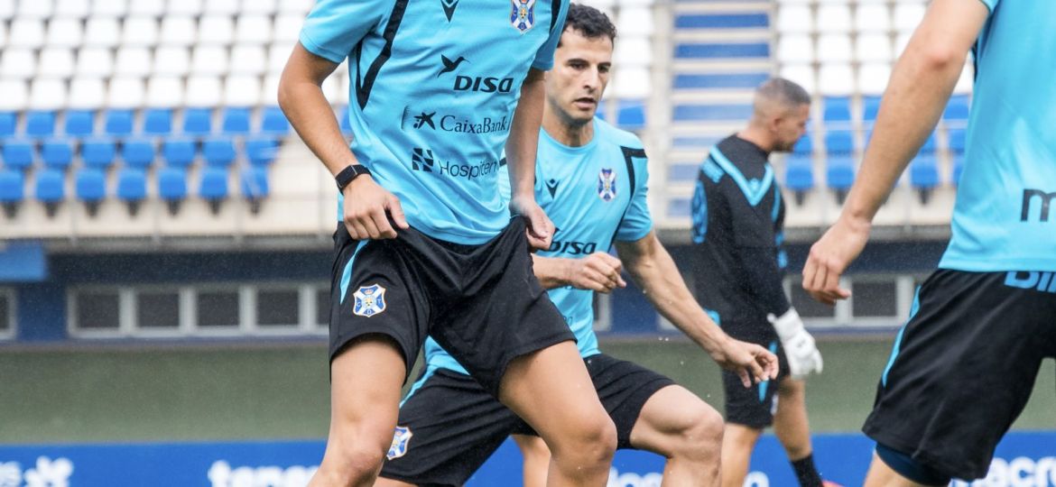Entrenamiento blanquiazul en el Ciudad Deportiva (CD TENERIFE).