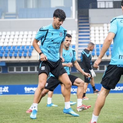 Entrenamiento blanquiazul en el Ciudad Deportiva (CD TENERIFE).