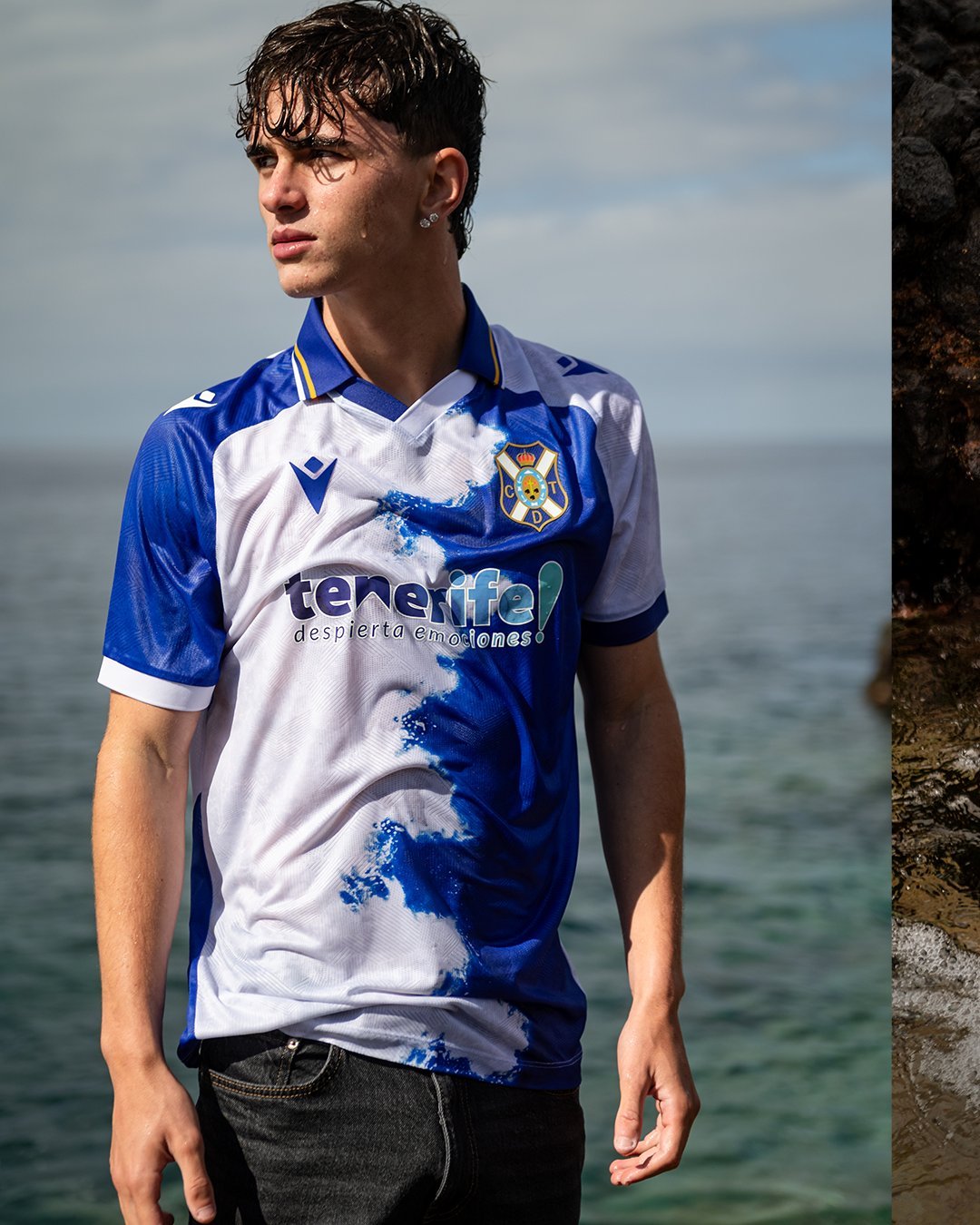 Dani Fernández, con la nueva camiseta blanquiazul (CD TENERIFE).