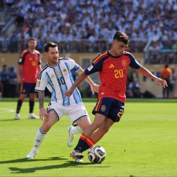Pedri defiende el balón ante Messi (@PEDRI).