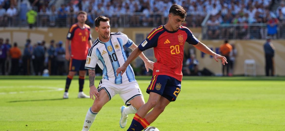 Pedri defiende el balón ante Messi (@PEDRI).