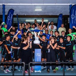 Los jugadores del Tenerife levantan el título (@CANTERAPROFUTBOL).