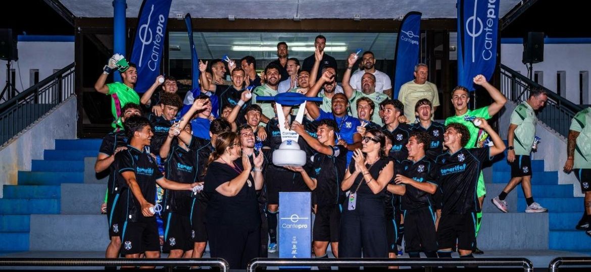 Los jugadores del Tenerife levantan el título (@CANTERAPROFUTBOL).