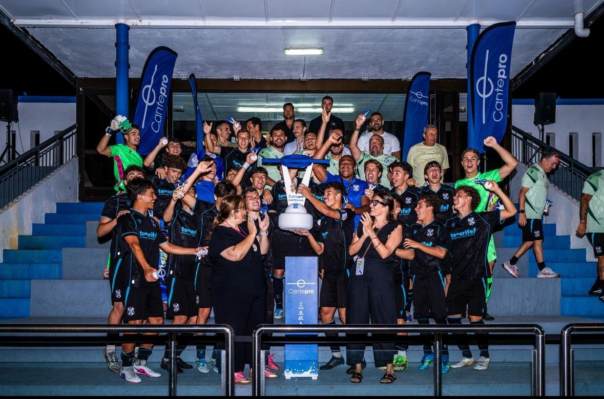 Los jugadores del Tenerife levantan el título (@CANTERAPROFUTBOL).