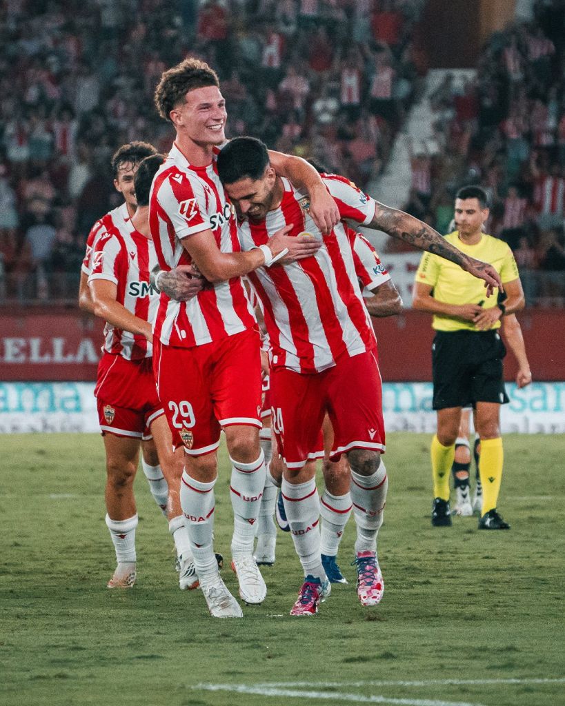Los jugadores del Almería celebran uno de los goles (@UDALMERÍA).