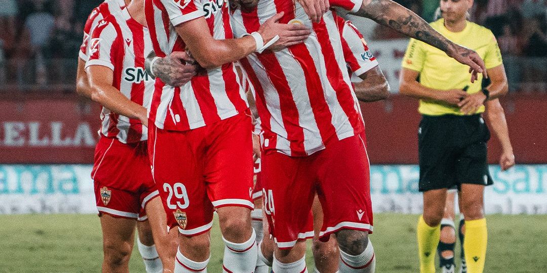 Los jugadores del Almería celebran uno de los goles (@UDALMERÍA).