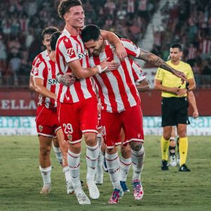Los jugadores del Almería celebran uno de los goles (@UDALMERÍA).