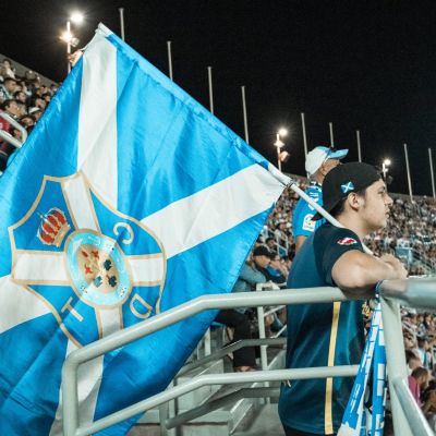 Aficionado con la bandera del Tenerife en el Heliodoro (CD TENERIFE).