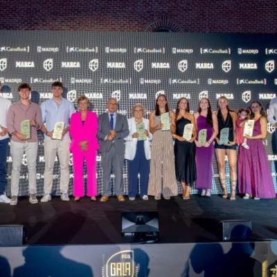 Fotografía con los premiados (CEDIDA)