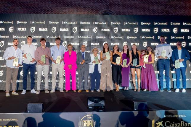 Fotografía con los premiados (CEDIDA)