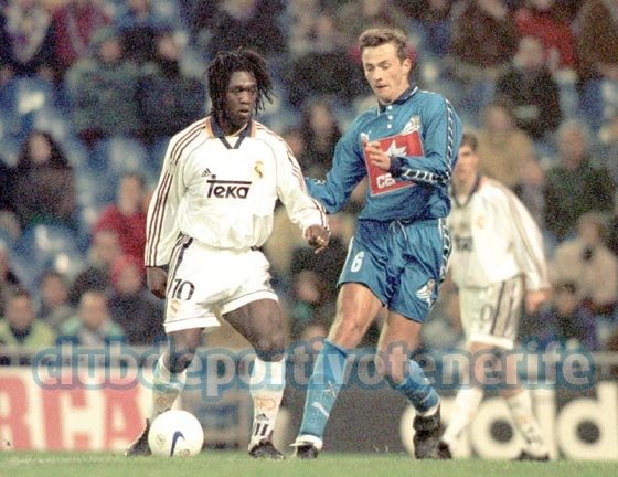 Jokanovic contra Seedorf, en un partido en 1999 (FOTO: CD TENERIFE).