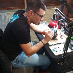 Jonathan Hernández pintando una de sus piezas