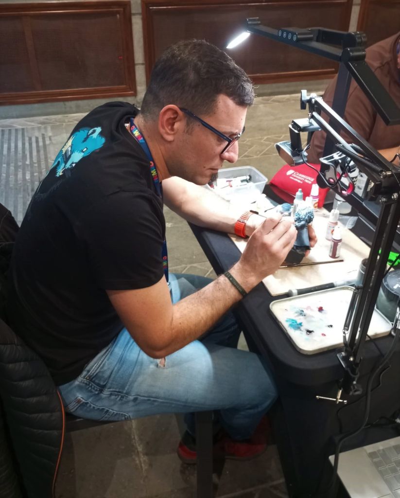 Jonathan Hernández pintando una de sus piezas