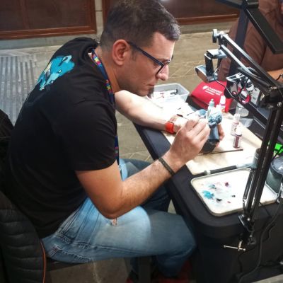 Jonathan Hernández pintando una de sus piezas