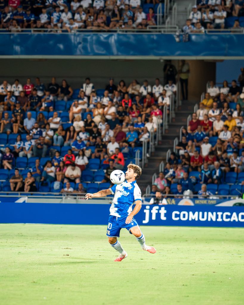 Nacho Gil controla un balón (CD TENERIFE).