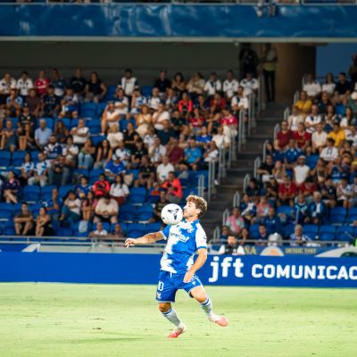 Nacho Gil controla un balón (CD TENERIFE).