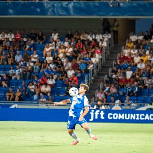 Nacho Gil controla un balón (CD TENERIFE).