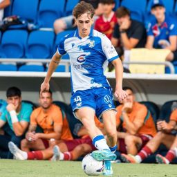 Noel López conduce un balón (CD TENERIFE).|XI del Tenerife en el Trofeo Santa Cruz (CD TENERIFE).|Jesús Álvarez da indicaciones (CD TENERIFE).