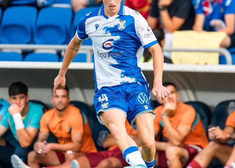 Noel López conduce un balón (CD TENERIFE).|XI del Tenerife en el Trofeo Santa Cruz (CD TENERIFE).|Jesús Álvarez da indicaciones (CD TENERIFE).