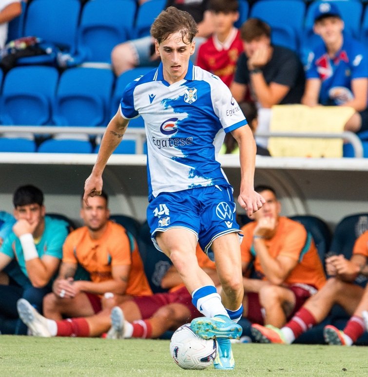 Noel López conduce un balón (CD TENERIFE).