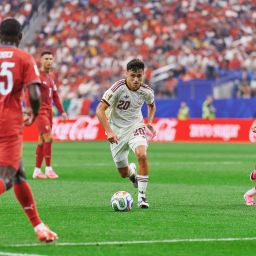 Pedri conduce un balón frente a Portugal (@SEFUTBOL).