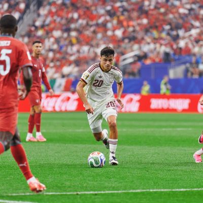 Pedri conduce un balón frente a Portugal (@SEFUTBOL).