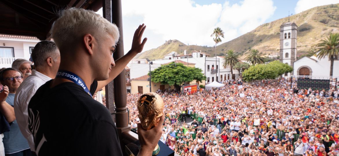 Pedri, recibido en Tegueste (FOTO: AYTO. TEGUESTE).