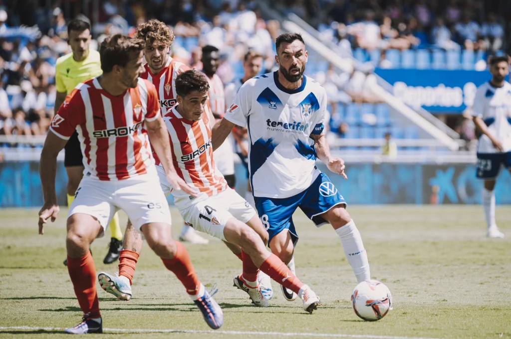Acción de un Tenerife - Sporting (CD TENERIFE).