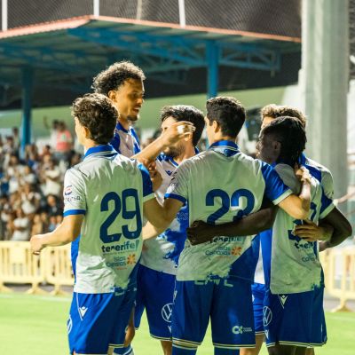 |XI blanquiazul en el Trofeo Teide (CD TENERIFE).|Baba Diocou conduce un balón (CD TENERIFE).|Álvaro Cervera (CD TENERIFE).