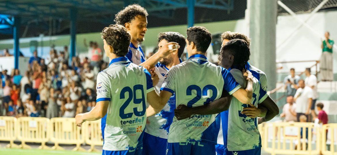 Jugadores del Tenerife celebran un gol (CD TENERIFE).