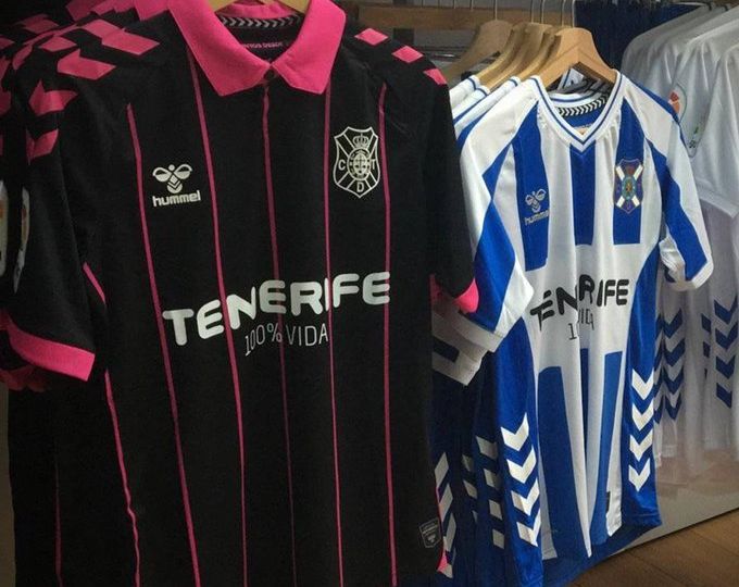 Expositor de camisetas de la Tienda Hummel. (@TIENDACDT)
