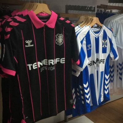 Expositor de camisetas de la Tienda Hummel. (@TIENDACDT)