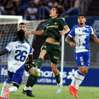Una acción del Tenerife - Sporting (LALIGA).