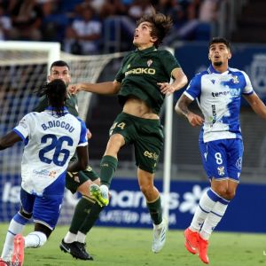 Una acción del Tenerife - Sporting (LALIGA).