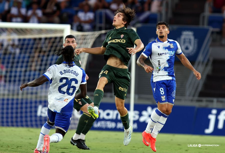 Una acción del Tenerife- Almería (LA LIGA)