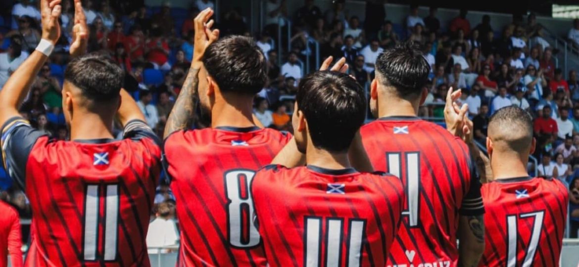 Los jugadores del Añaza agredecen a su público en la final de la Copa Heliodoro (Foto: Instagram UD Añaza).|Eduardo Delgado (FEDERACIÓN TINERFEÑA FÚTBOL / SAN ACOSTA).