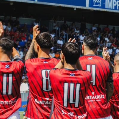 Los jugadores del Añaza agredecen a su público en la final de la Copa Heliodoro (Foto: Instagram UD Añaza).|Eduardo Delgado (FEDERACIÓN TINERFEÑA FÚTBOL / SAN ACOSTA).