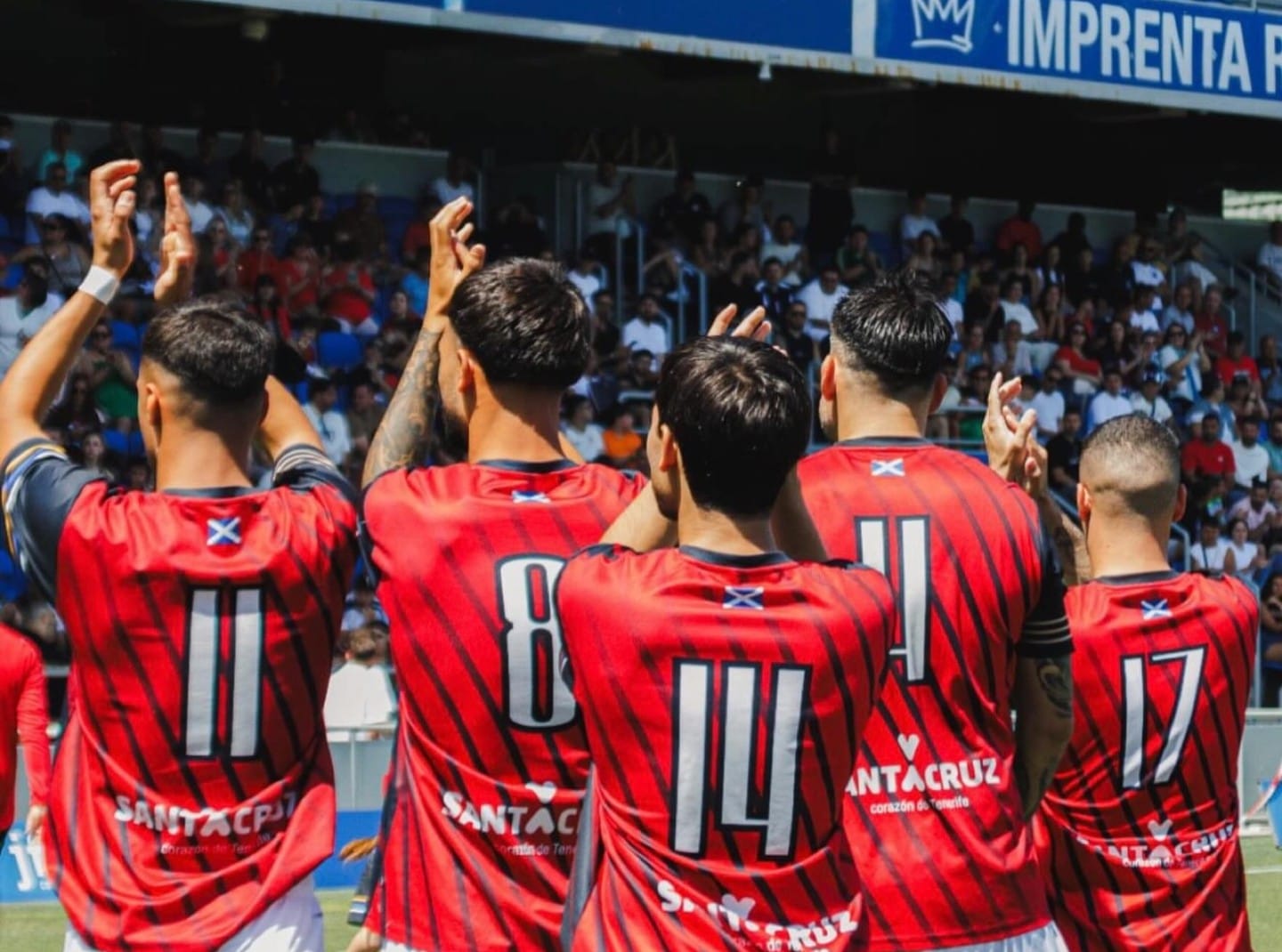 Los jugadores del Añaza agredecen a su público en la final de la Copa Heliodoro (Foto: Instagram UD Añaza).
