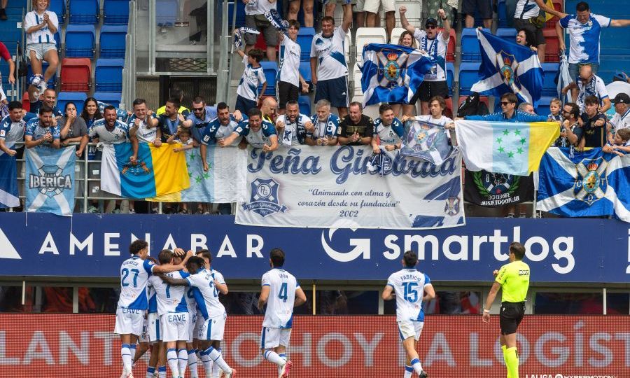 Jugadores celebrando junto a la afición (LA LIGA)