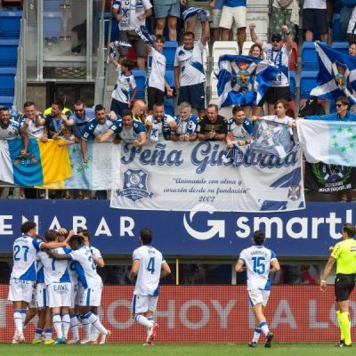 Jugadores celebrando junto a la afición (LA LIGA)