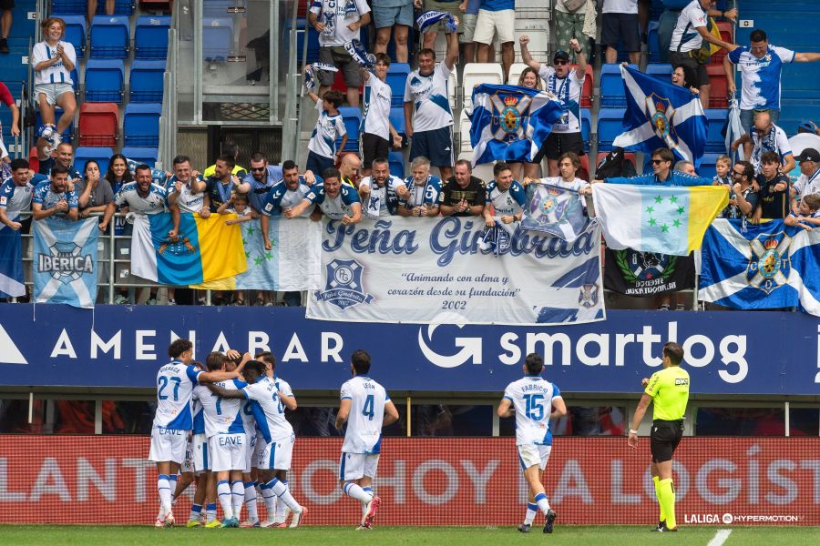 Jugadores celebrando junto a la afición (LA LIGA)